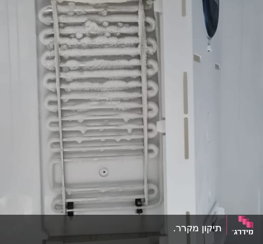 מאייד מקרר עם צינורות קפואים וחוטים חשמליים